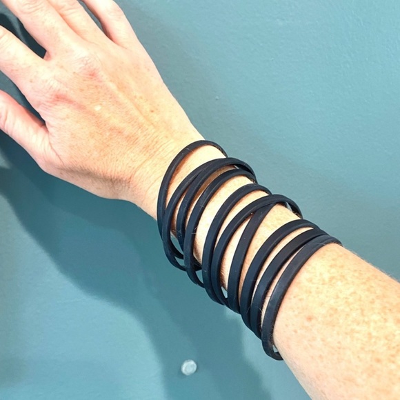 Hot Topic Black Rubber Gummy Bracelets 15 pc Silicone Jelly Wristbands 80s set - Picture 9 of 9